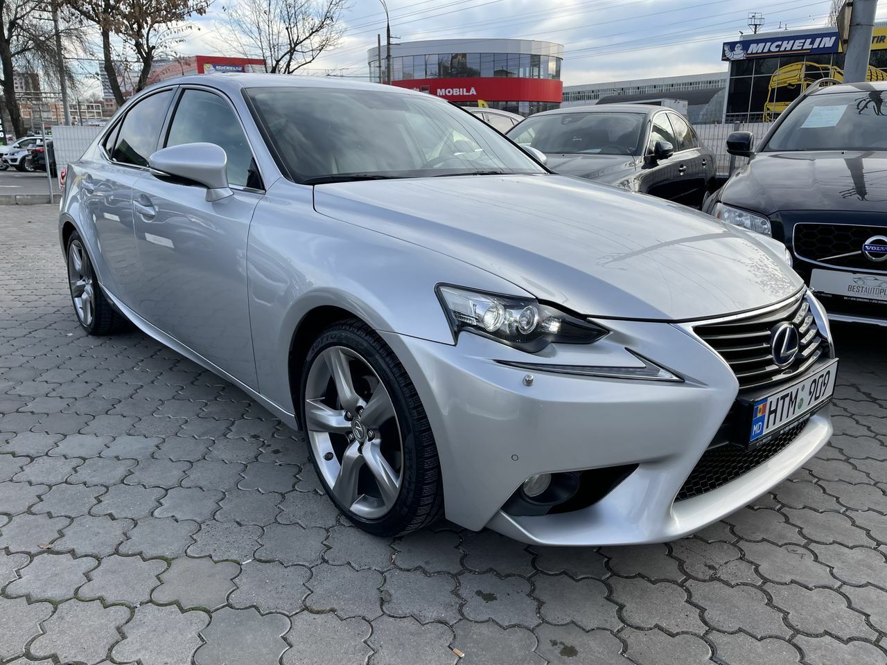 <span style="font-weight: bold;">lexus is 300h</span>